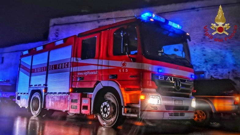 Notte di apprensione a Crosia, in fiamme un'auto