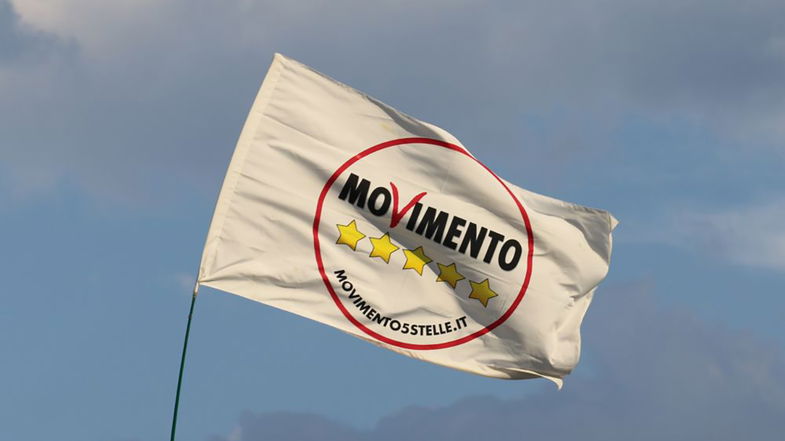 Sanità pubblica e violenza di genere, il Movimento 5 Stelle scende in piazza a Cosenza