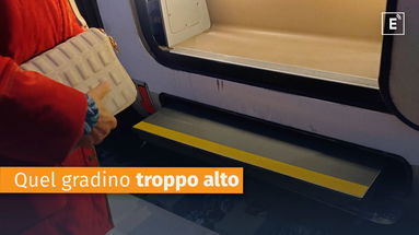 Frecciarossa inaccessibile, la disavventura di un'anziana coppia: «Ci hanno sollevato di peso!»