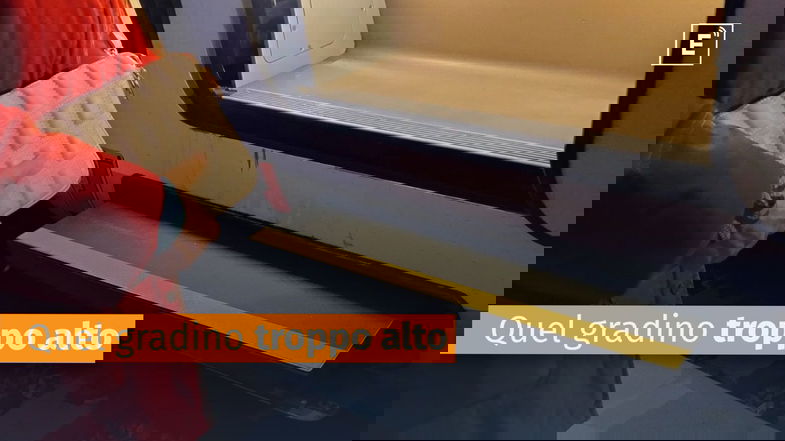 Frecciarossa inaccessibile, la disavventura di un'anziana coppia: «Ci hanno sollevato di peso!»