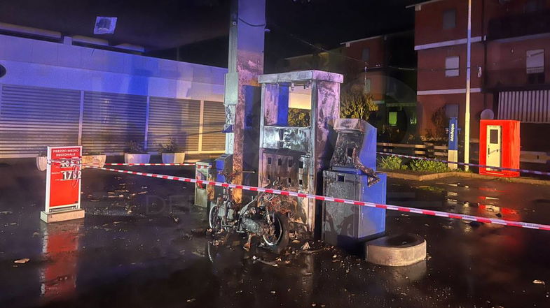 Fanno benzina al motorino e va a fuoco la stazione di rifornimento