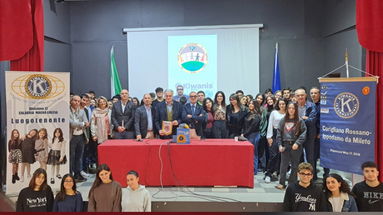 Il Kiwanis club dona un defibrillatore al polo liceale di Rossano