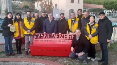 Violenza sulla donne, Frascineto inaugura una panchina rossa