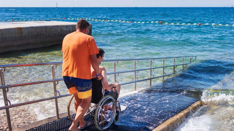 A Crosia uno scivolo per disabili per consentire l'accesso alla battigia