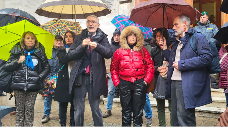 Laghi e il Comitato manifestano all'Asp e accusano Graziano