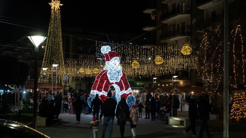 Natale in strada, gli esercenti sperimentano la cittadinanza attiva