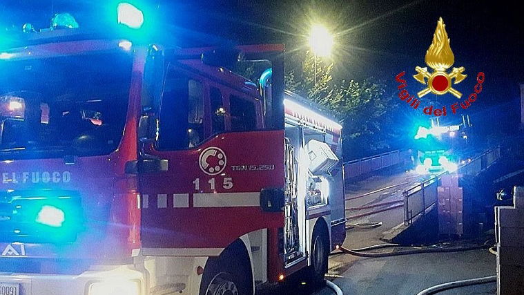 Va a fuoco il Comune nella notte. Il sindaco si appresta con l'estintore