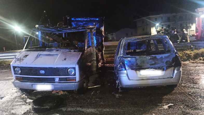 Incendio a Frasso: auto e camper distrutti. Si presume il dolo