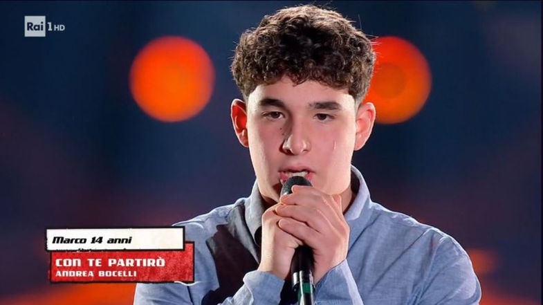 Marco Della Mura a The Voice Kids emoziona tutti cantando 