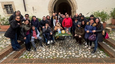 I Figli della Luna realizzano un presepe di legno in un laboratorio creativo nel Museo del Codex