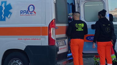 Va in arresto cardiaco mentre si trova in Comune: uomo trasferito in elisoccorso