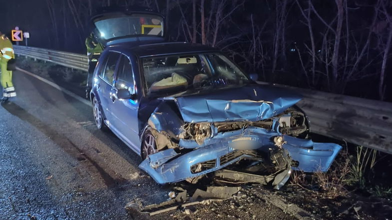 Scontro frontale tra due auto lungo la Statale 106