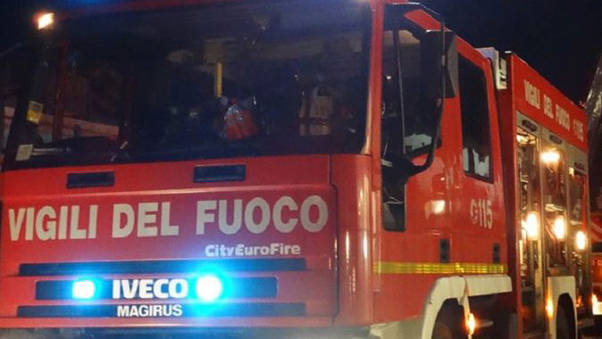 Auto in fiamme nella notte nei pressi dell'ufficio postale: possibile matrice dolosa