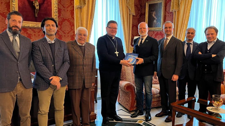 L'Arcivescovo Maurizio Aloise riceve in Diocesi i Cavalieri Costantiniani