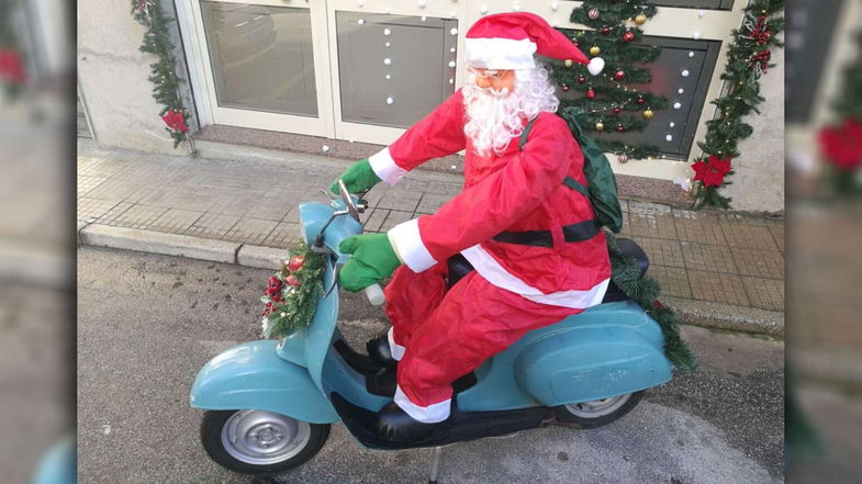 Domani ritorna Babbo Natale... in Vespa