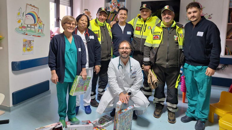 I Vigili del fuoco portano gioia negli ospedali di Corigliano-Rossano e Castrovillari