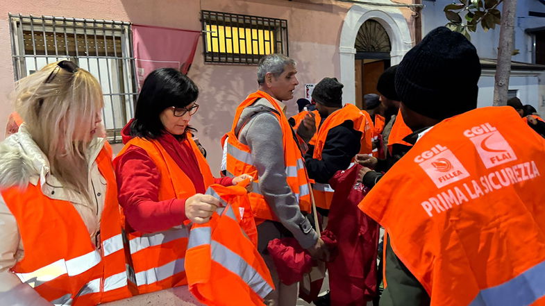 Distribuite pettorine salvavita per i lavoratori di Doria. «Ricordare l'importanza della visibilità stradale»