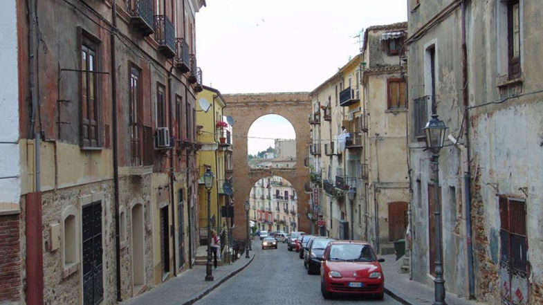 Emergenza idrica a Corigliano, Movimento del Territorio: «Da 6 anni ogni giorno l’acqua staccata alle 14»