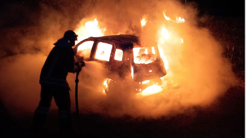 Ancora un incendio autovettura nella notte a Rossano scalo