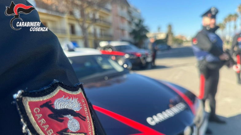 Arrestato a Co-Ro Assistente Capo della Penitenziaria: sorpreso con 3 smartphone e droga