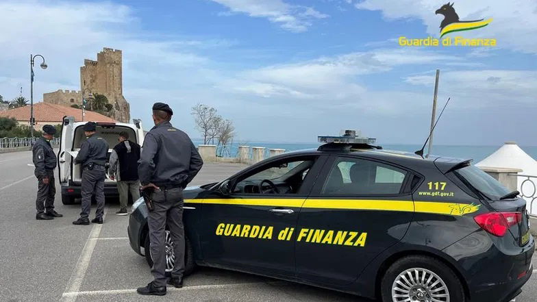 Fermato sulla Statale 106 con un carico di eroina: arrestato un giovane corriere della droga