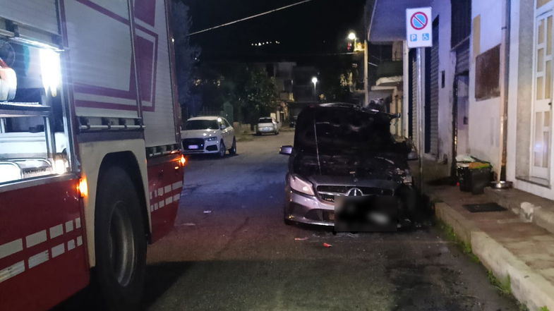 Un altro incendio autovettura nel cuore della notte a Rossano