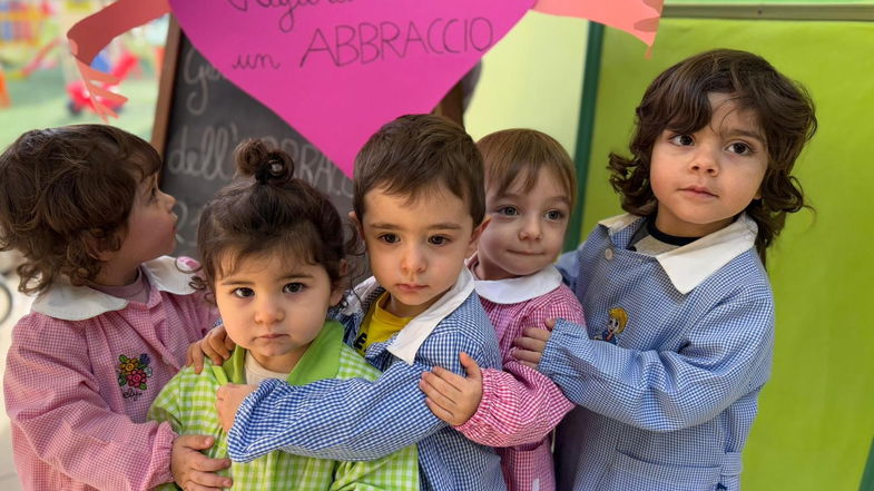 Educazione all’emotività: i bambini della Magnolia celebrano la giornata dell’abbraccio