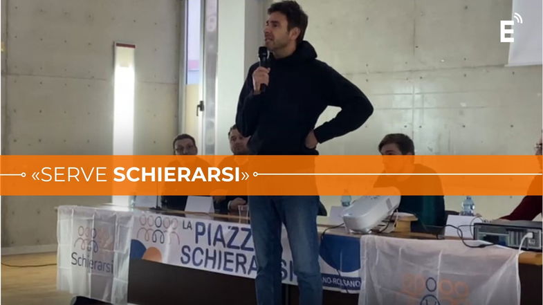 Alessandro Di Battista infiamma la piazza di Corigliano-Rossano: «Serve schierarsi»