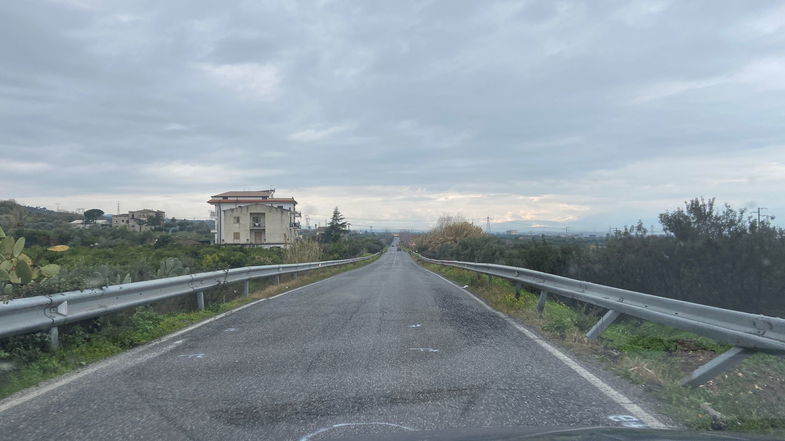 «Una strada pericolosa». Monta la protesta a Piragineti per la SP253