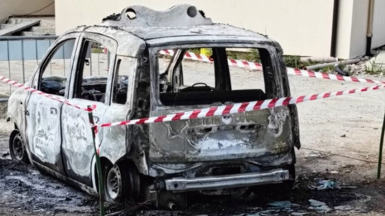 A fuoco nella notte l'auto della Polizia Locale