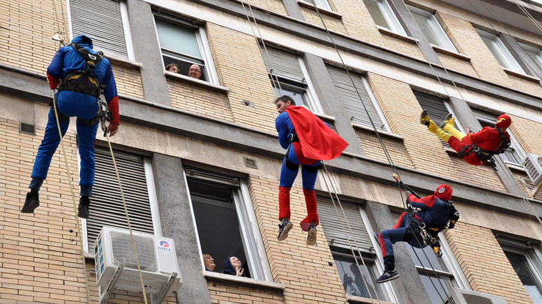 All'ospedale Ferrari arrivano i supereroi acrobatici per i bimbi di Pediatria