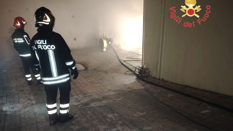 Incendio a Corigliano scalo, operazioni di spegnimento fino a tarda notte