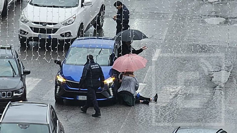 Ennesimo incidente su via Galeno: pedone investito sulle strisce pedonali