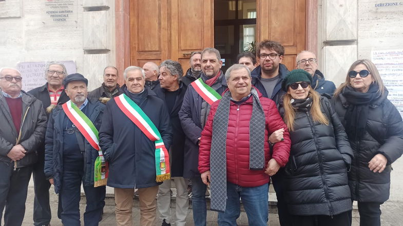 La sanità negata, la Sila Greca rivendica più assistenza territoriale. Sit-in della Cgil davanti all’Asp