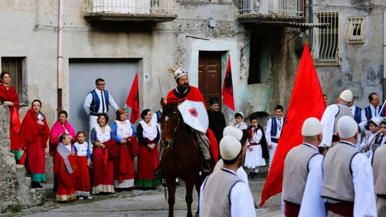 A Lungro la storia arbëreshë rivive nella rievocazione dedicata a Skanderbeg