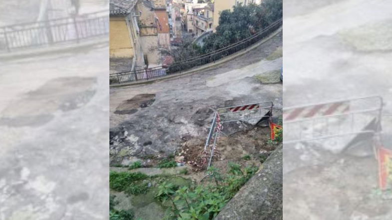 Il Movimento del Territorio denuncia i disagi in Via Aquilino: «Residenti convivono con fogna a cielo aperto»