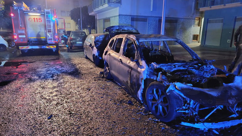 Ancora un'auto distrutta dalle fiamme nella notte a Corigliano-Rossano