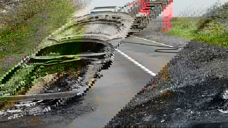 Co-Ro, auto va a fuoco lungo la vecchia Statale 106
