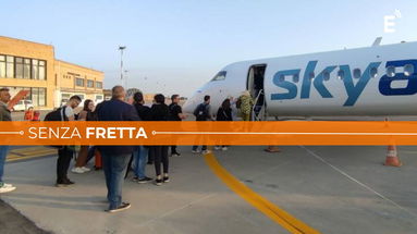Volo Crotone-Roma, partenza in ritardo di 4 ore: «A piedi avremmo fatto prima»