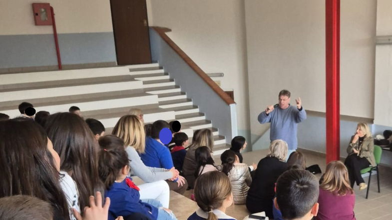 Lo scrittore Luigi Dal Cin incontra gli studenti degli Istituti di Mandatoriccio