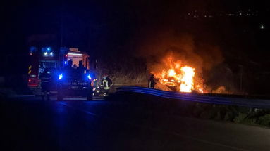 Auto in fiamme sulla Provinciale Cassano-Castrovillari, al vaglio le cause