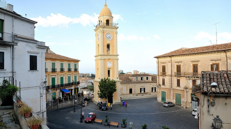 Il centro storico di Rossano è in agonia: in un mese chiudono i battenti due attività storiche