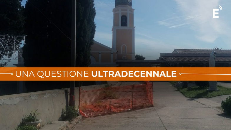 Quel muro pericolante che da dieci anni deturpa il Santuario: «Possibile non ci sia un euro per ripararlo?»