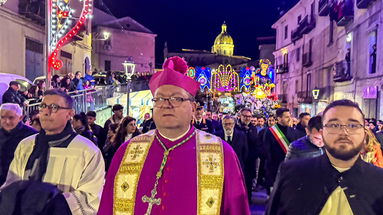 L'infiorata in onore di San Francesco incanta il centro storico di Corigliano