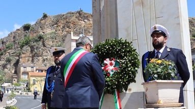 Deposta la corona d’alloro ai piedi del Monumento dei caduti a Cassano