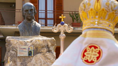 Un monolite per il Poeta della Fede: nuova collocazione per la statua di Don Giulio Varibobba