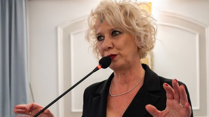 Genitori zerbini e figli tiranni: «Basta case e cinque stelle, la vita è una guerra»