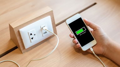 Il pericolo nascosto nelle porte Usb pubbliche: se carichi il cellulare, ti potrebbero rubare i dati