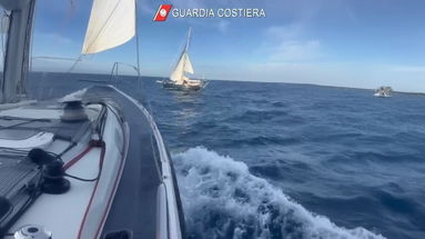 Tragedia sfiorata a Capo Trionto: Velista solitaria salvata dalla Guardia Costiera in condizioni estreme