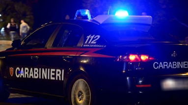 Due episodi di violenza: 23enne picchia la madre e 25enne violenta una donna per strada